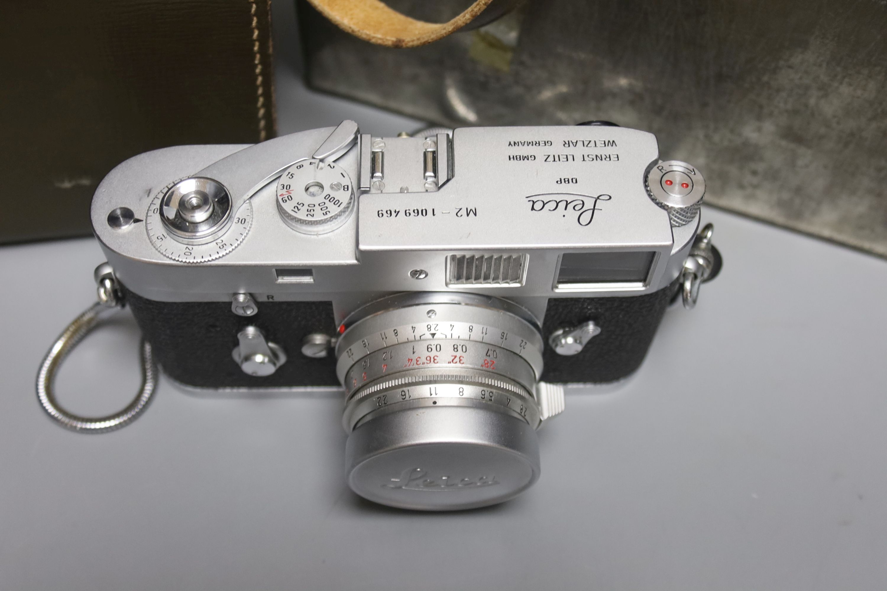 A Leica M2 camera, serial no. 1069469 with 2 lenses Elmarit 90mm F2.8 no. 1918216 and Summaron 35mm F2.8 no. 1932216